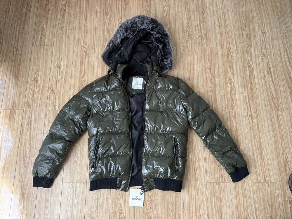 Geaca de iarna Moncler verde cu gluga.
