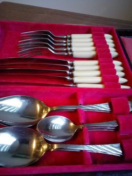 Set tacâmuri anii '70 aflat în condiție impecabilă , 24 piese