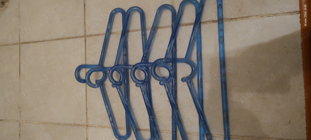 Vând 5 umerașe din plastic gros și 4 din lemn, pentru pantaloni.