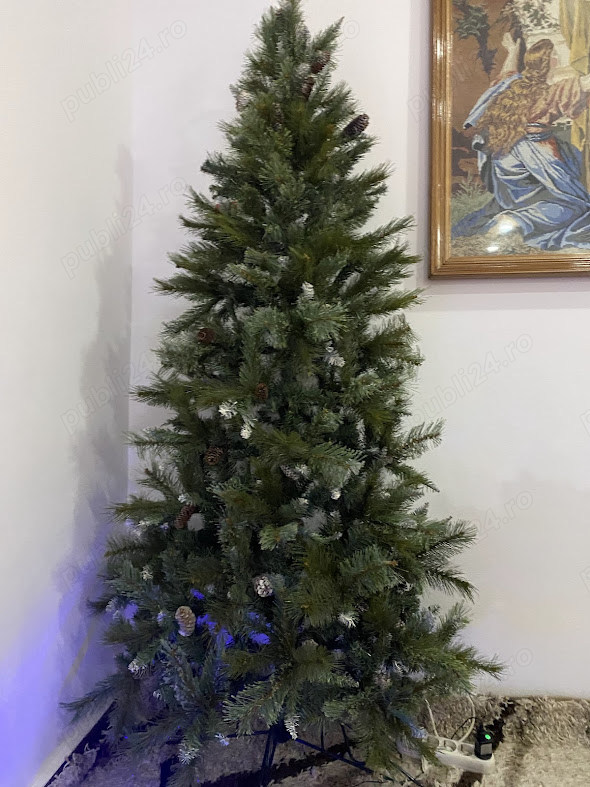 brad artificial de perete cu conuri