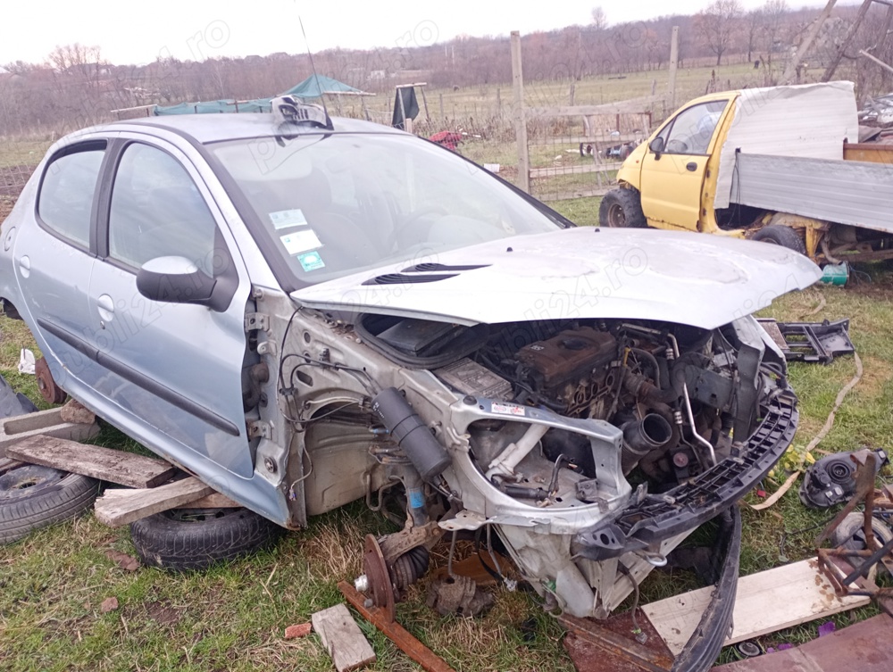 Dezmembrez Peugeot 206 1.4 benzina 2002