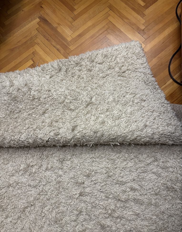 Doua covoare unul gri deschis,  si unul violet.