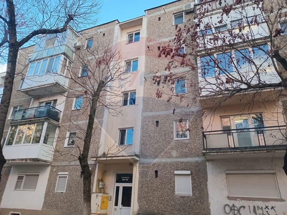 Apartament de vanzare  2 camere în zona Micalaca Mioritei