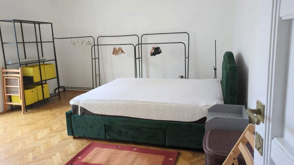 Ultracentral apartament cu două camere. 