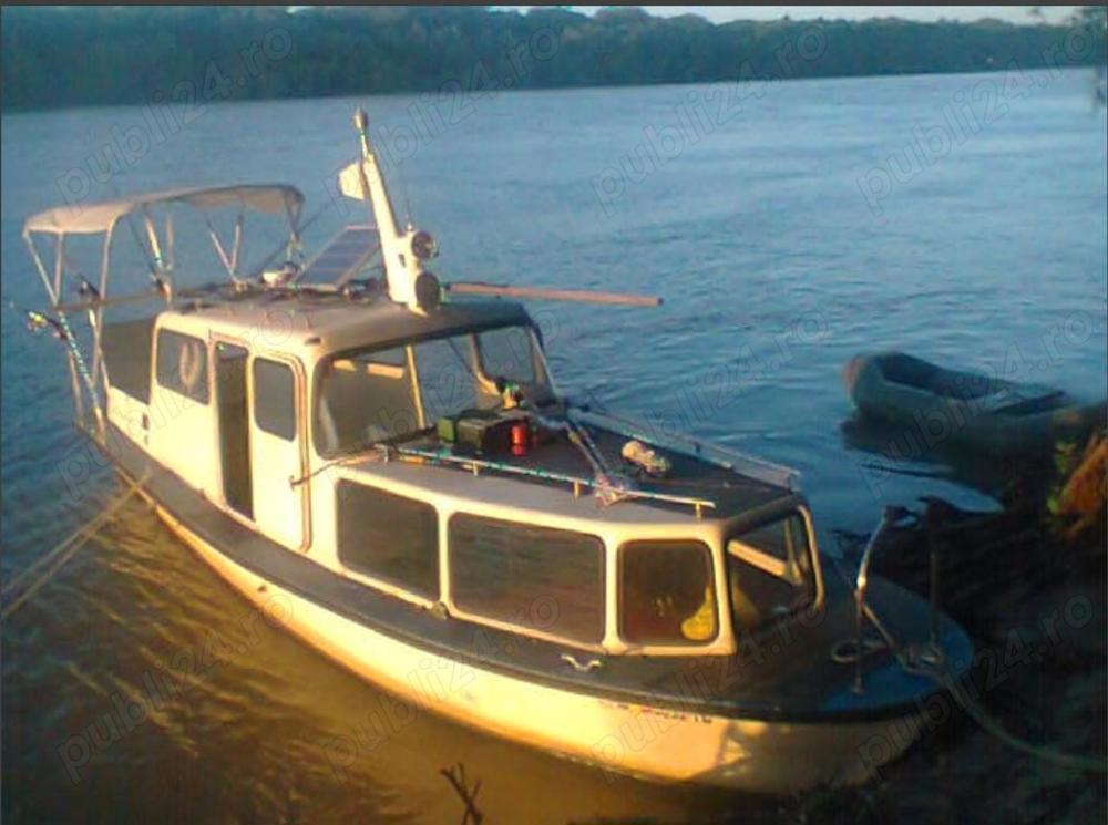 Vand ambarcatiune cu motor, lungime 6,75m, pt 6 persoane