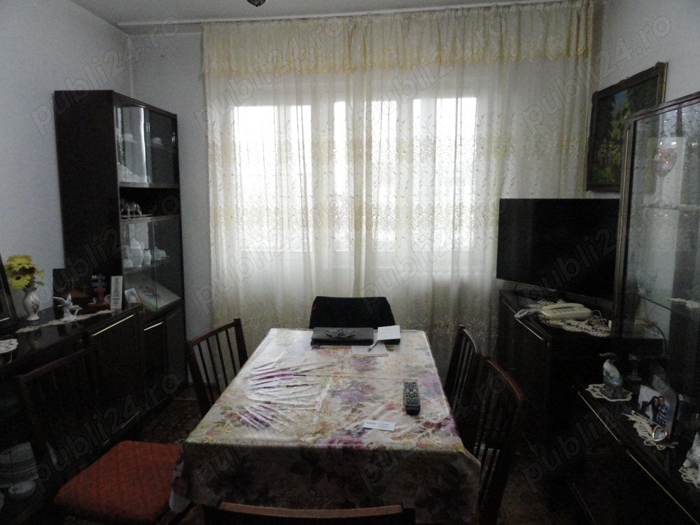 Apartament 3 camere, baie cu geam, etaj 3 zona buna in Vlaicu, garaj