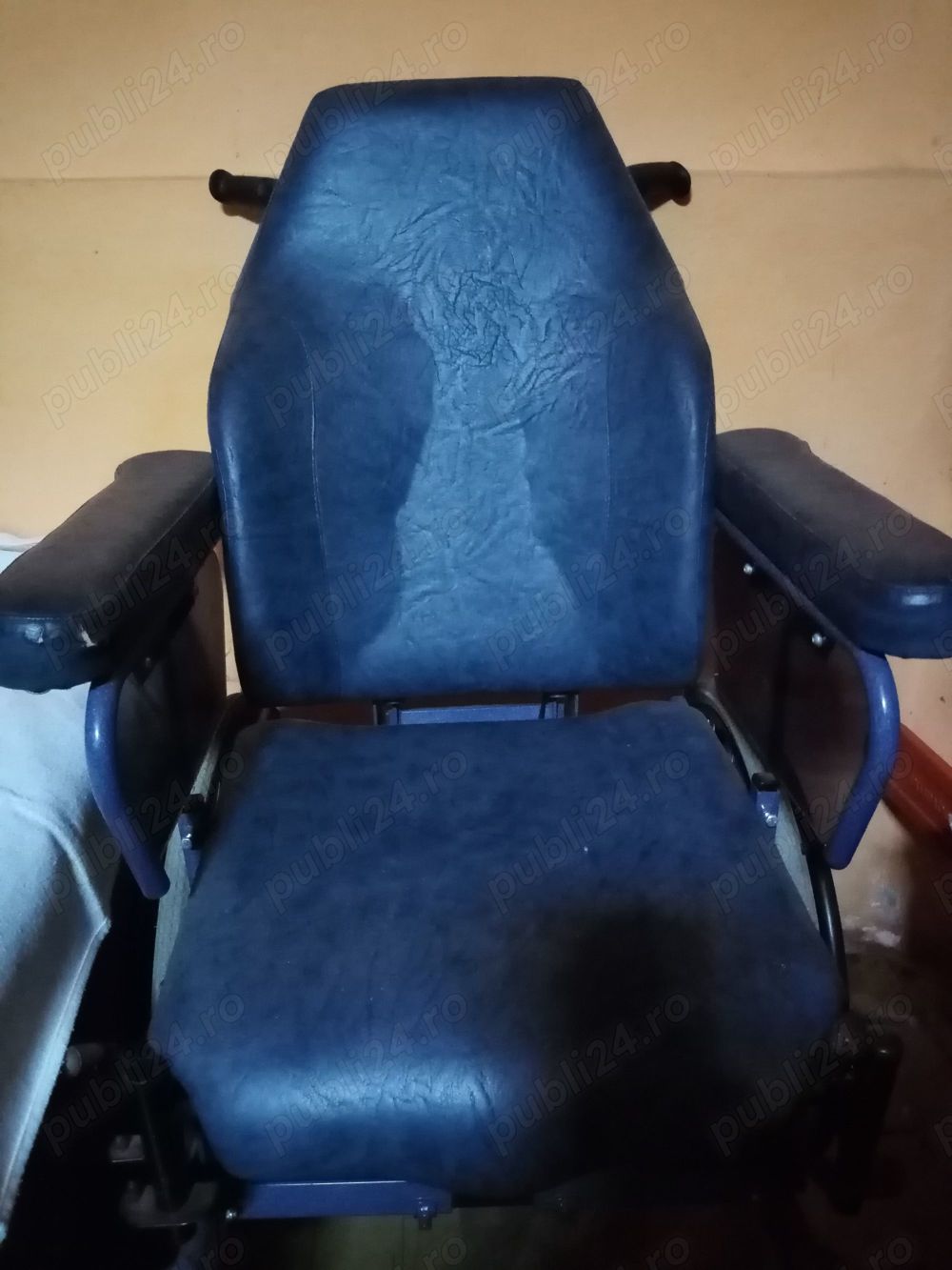 Vând scaun cu roți