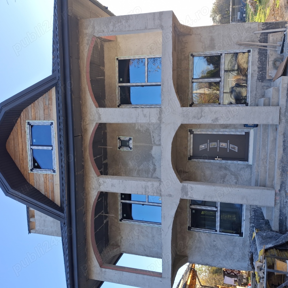 Construim case la rosu