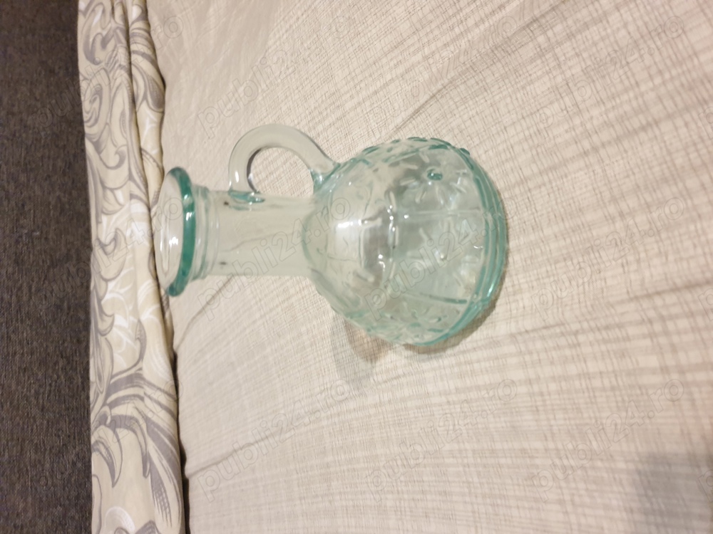 Vaza transparenta si vaza pictata 