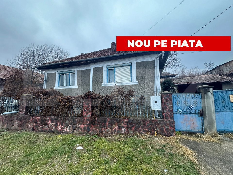 Casă de vânzare 120mp utili cu 3 camere (STREMT), 1 baie, 2 holuri, grădină.