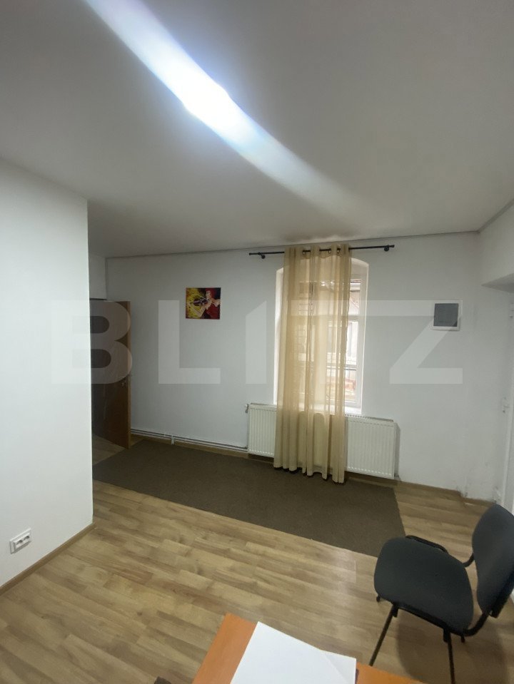 Casă cu 4 camere, 100 mp, zona centrală