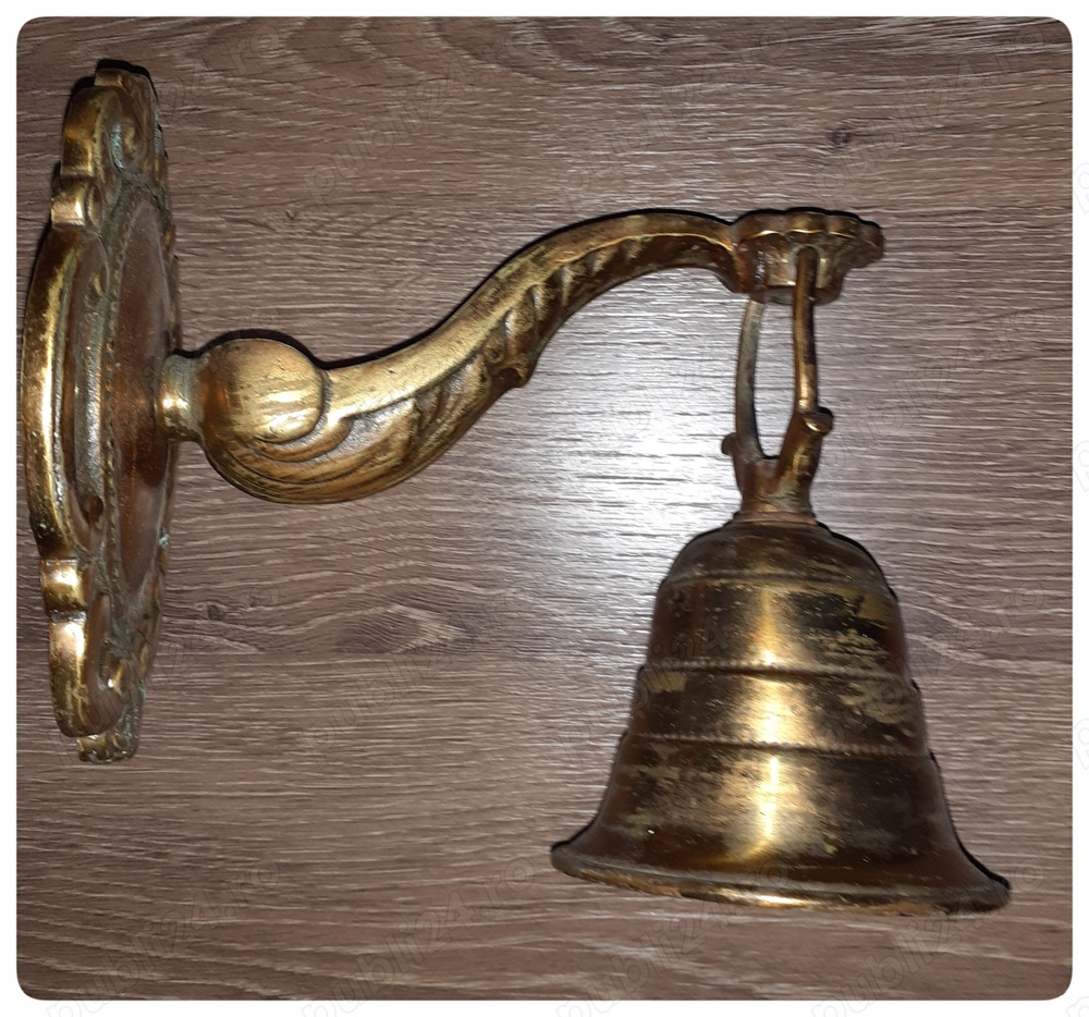 Aplică veche de perete