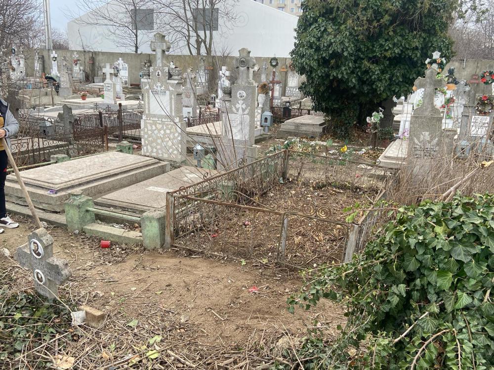 Vand loc de veci în cimitirul central