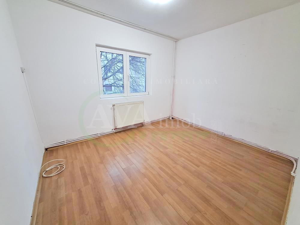 Apartament 3 camere semidecomandat | Etaj 1, zona Ura