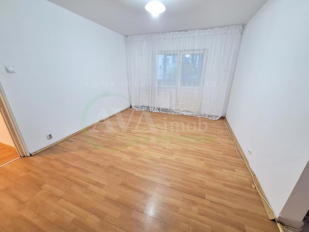 Apartament 3 camere semidecomandat | Etaj 1, zona Ura