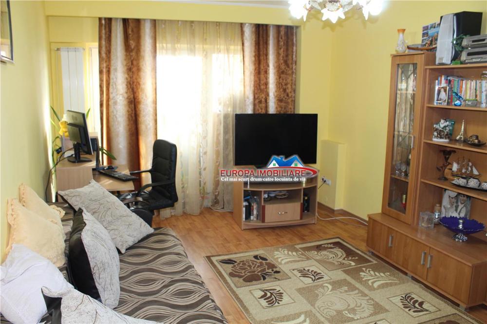 Apartament 3 camere de inchiriat zona Peco