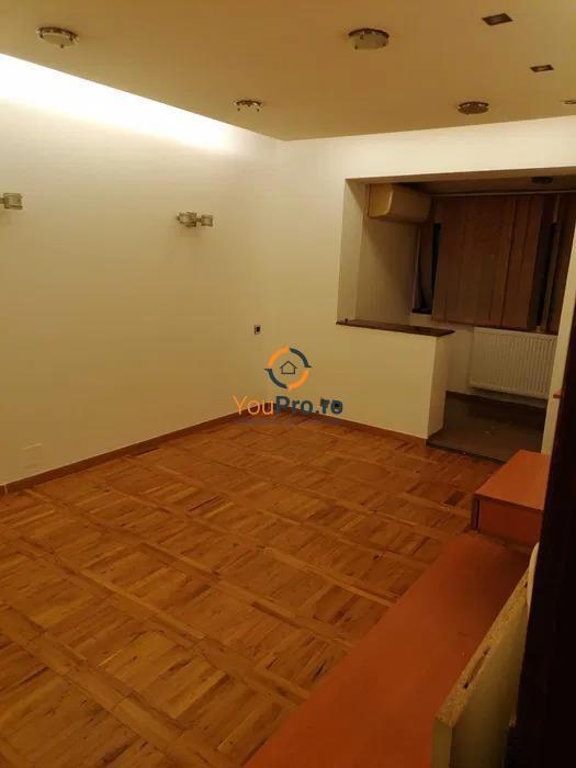 Apartament cu 3 camere decomandat parter inalt zona Lipovei