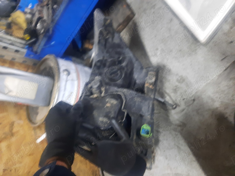 Vând  2 faruri  pentru  ford.