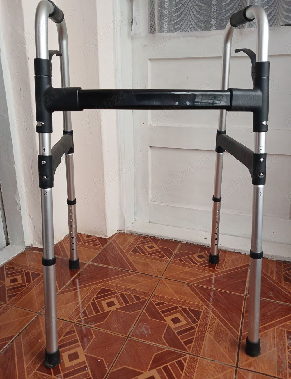 Cadru de mers pliabil pasitor reglabil pe inaltime din aluminiu