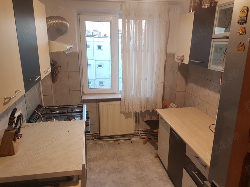 Apartament trei camere, semidecomandat, etaj patru, compartimentare frumoasa, liber, zona Mioritei