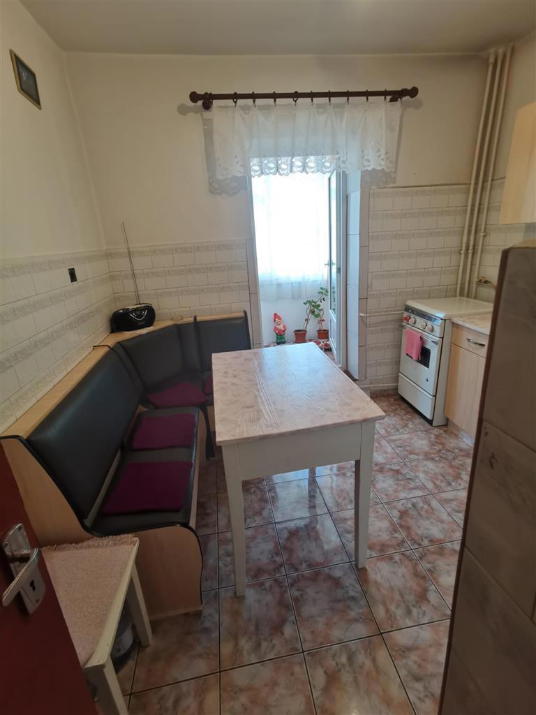 Vand apartament 2 camere, decomandat-etaj intermediar-Alfa