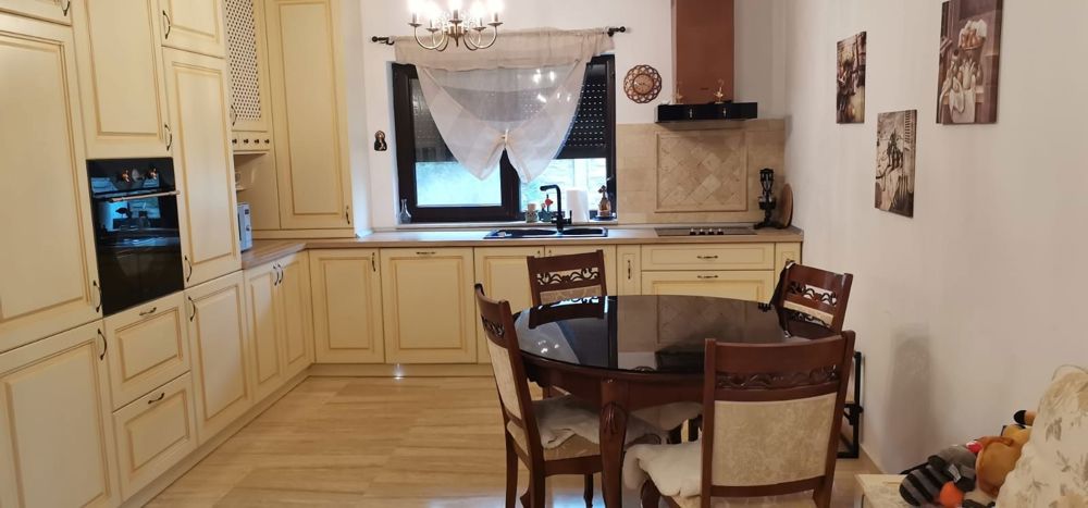 Vând 1/2 duplex în Moșnița Nouă - LOCAȚIE EXCELENTĂ!