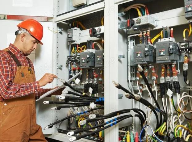 Electrician cu experienta 