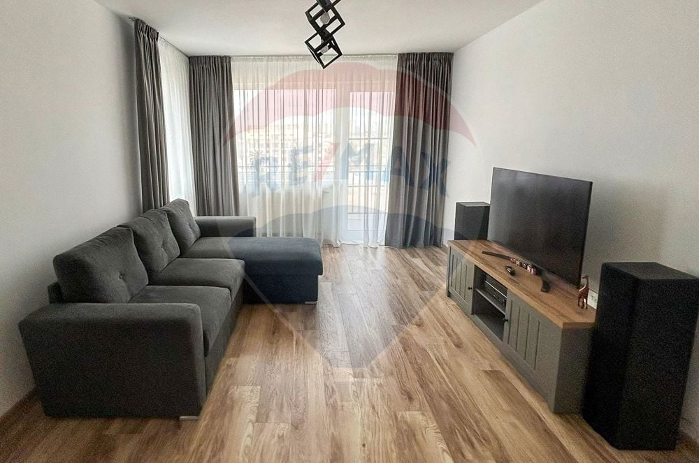 Apartament cu 3 camere de vânzare în zona Tractorul