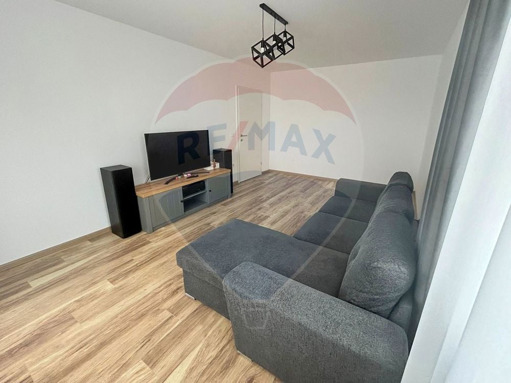 Apartament cu 3 camere de vânzare în zona Tractorul