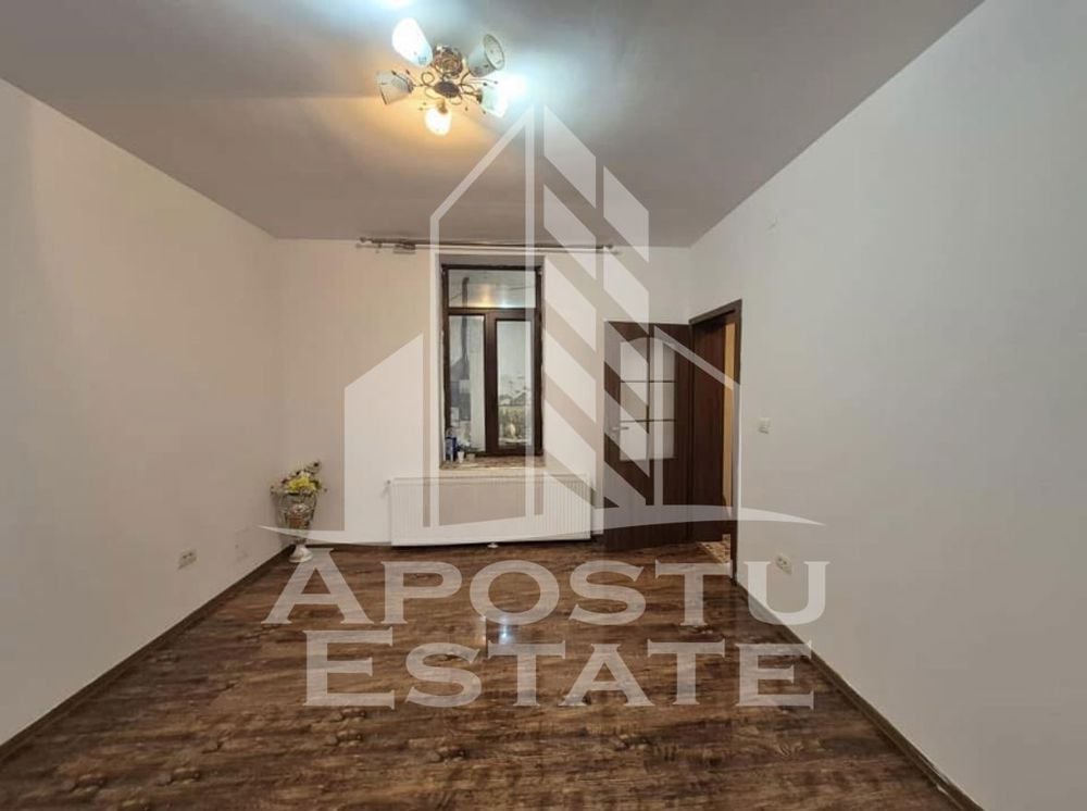 Apartament cu 2 camere la curte comuna, centrala termica, boxa de 50mp