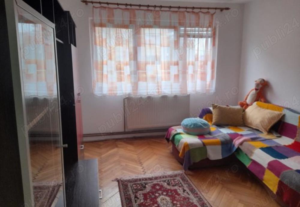 Apartament cu 3 camere de vanzare in Caransebes.