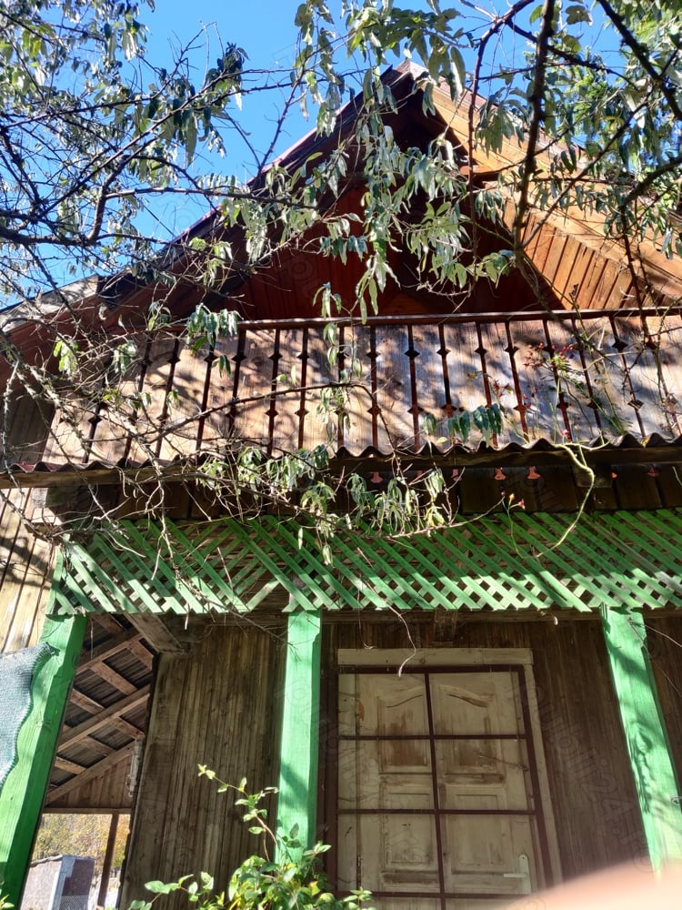 Vand casa de vacanta de 70 mp pe un teren de 1572 mp in Campul Cetatii la intrare in sat,langa sosea