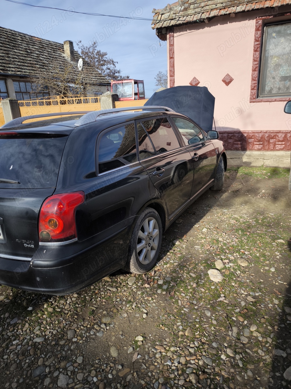 Vând  Toyota avensis 2000 euro an 2009 cu motor de 2.2 S-au la schimb cu diferite.