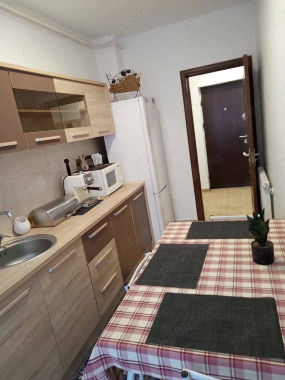 Garsonieră 36 mp, etaj 2, balcon 6 m, mobilată complet   Mega în fața blocului