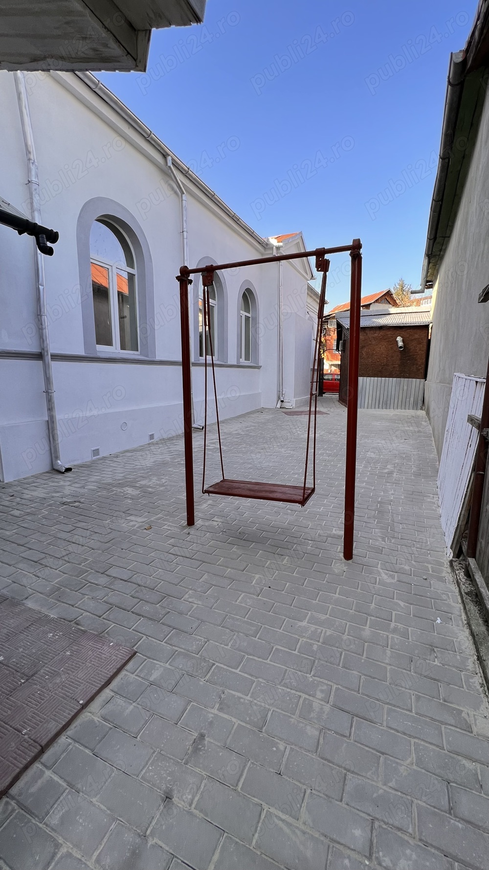 Casa cu 4 camere, curte si garaj - Zona Teilor