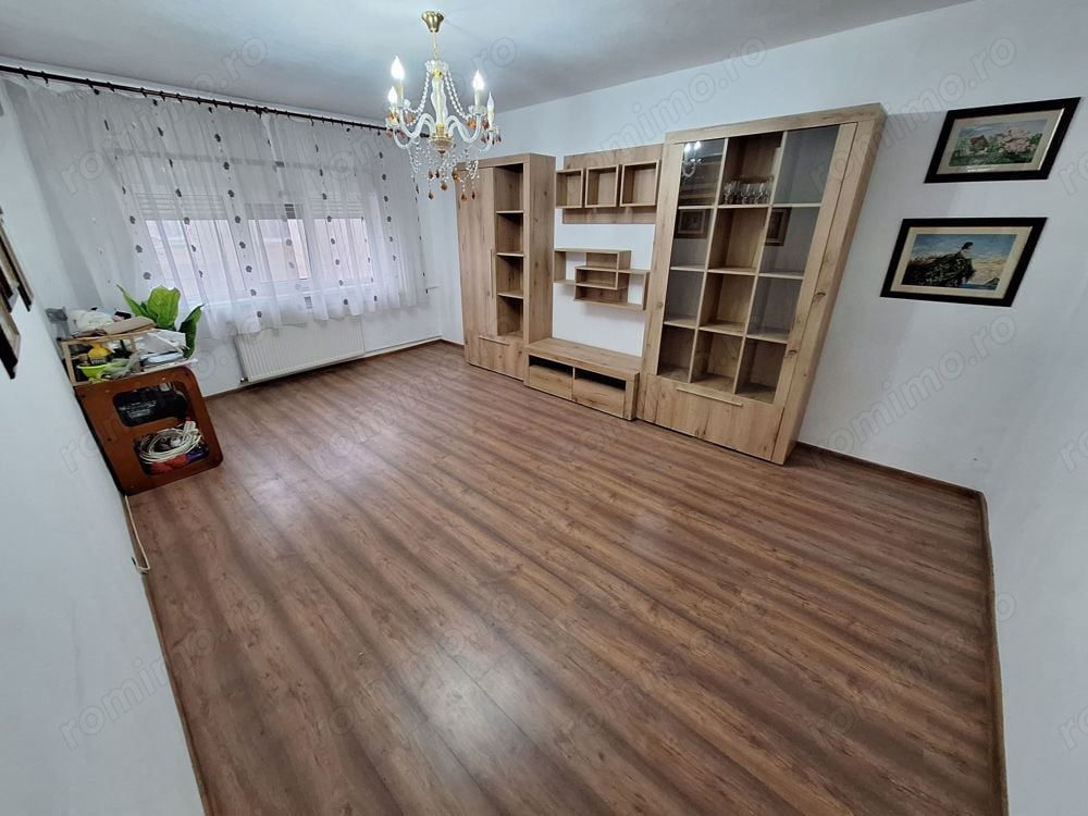 Apartament cu 2 camere decomandat Et 1 Zona Aradului