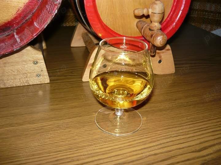 Vând palinca de prune