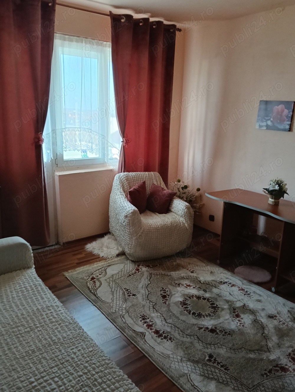 vând apartament cu trei camere