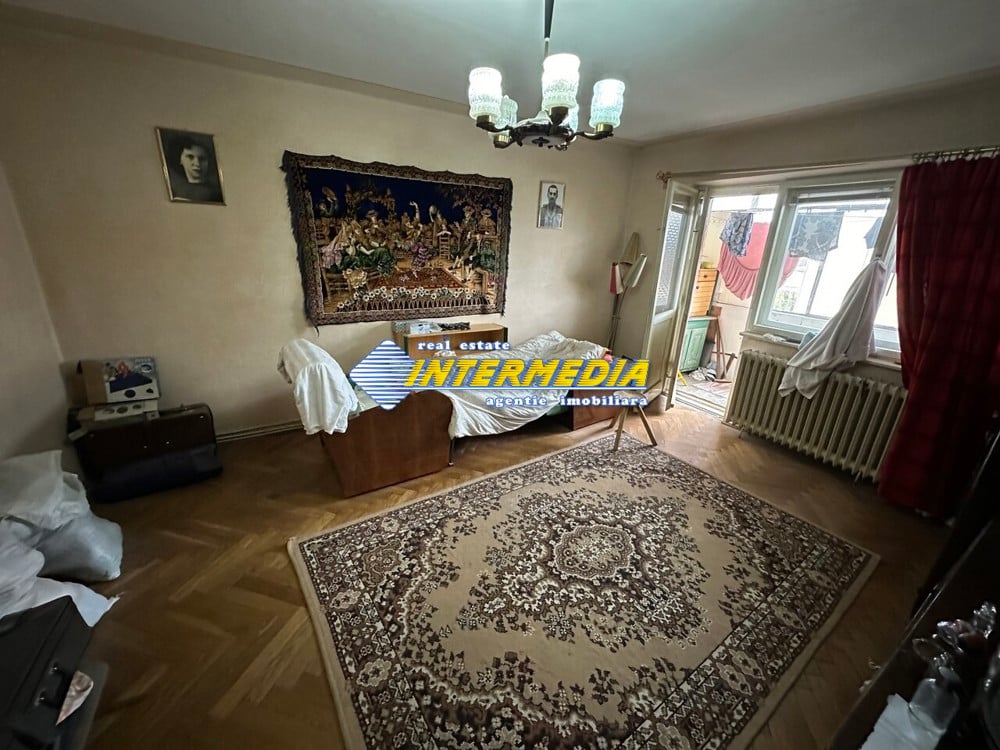 Apartament de vanzare 3 camere decomandat in Cetate bloc foste proprietati