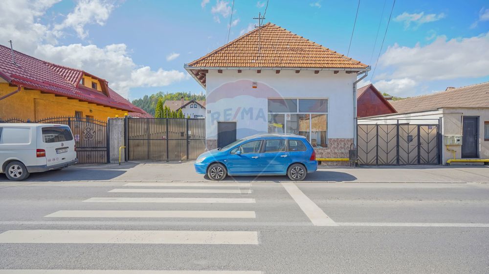 Casa cu 7 camere  si spatiu comercial de vânzare în zona Tohanu Vechi