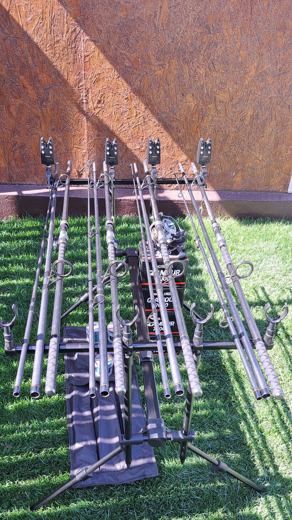 Set Pescuit , 4 Lansete 3, 90m, 3 Segm, 4 Mulinete Glamour 7000, Rod Pod Echipat