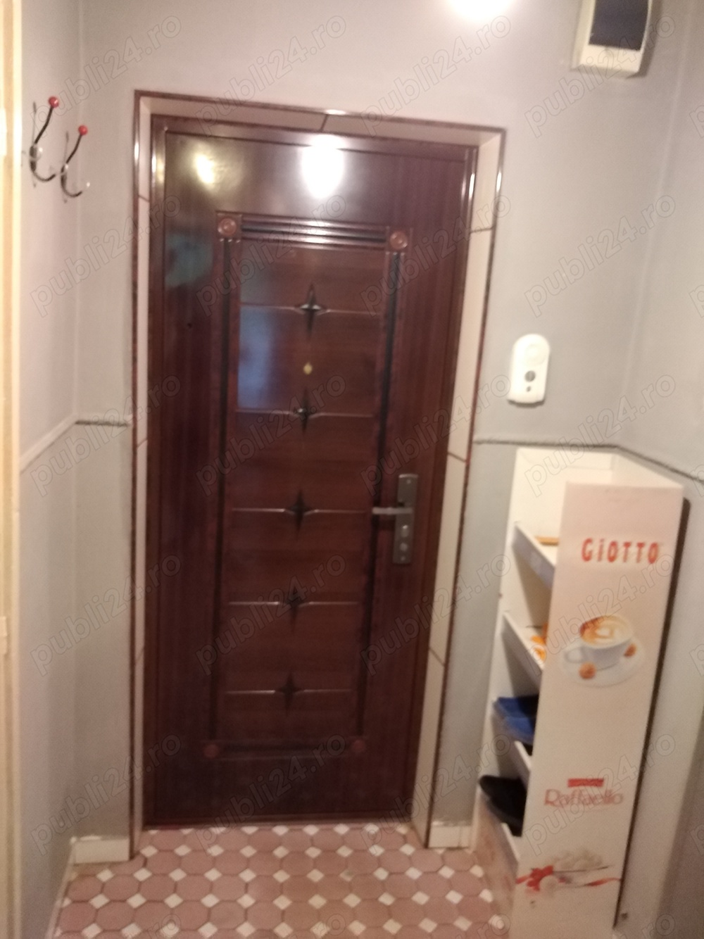 Închiriez apartament 2 camere Crângași, decomandat, preț 400 de euro.