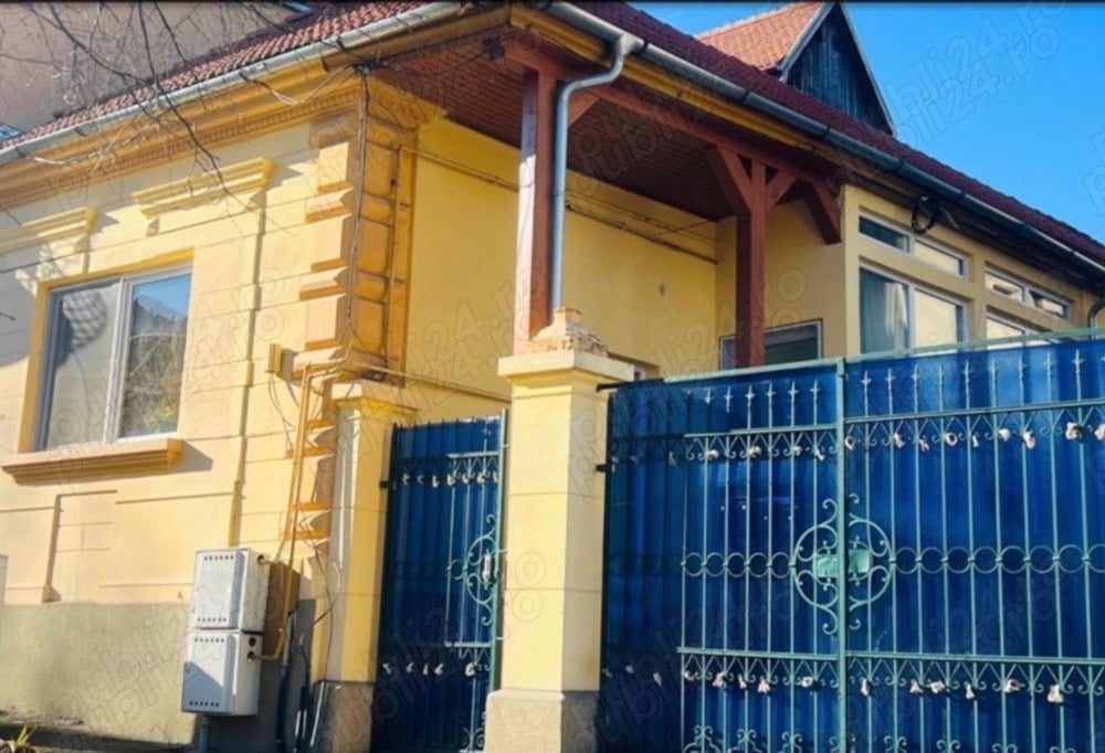 Apart 3 camere la casa interbelica renovată. Zonă Centrul istoric. Parcare in curte. Proprietar.