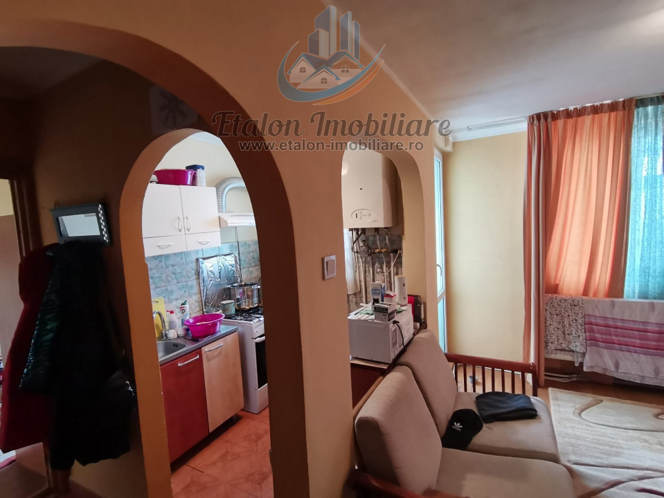 Apartament 4 camere semidecomandat, 1 baie, Piata Darmanesti