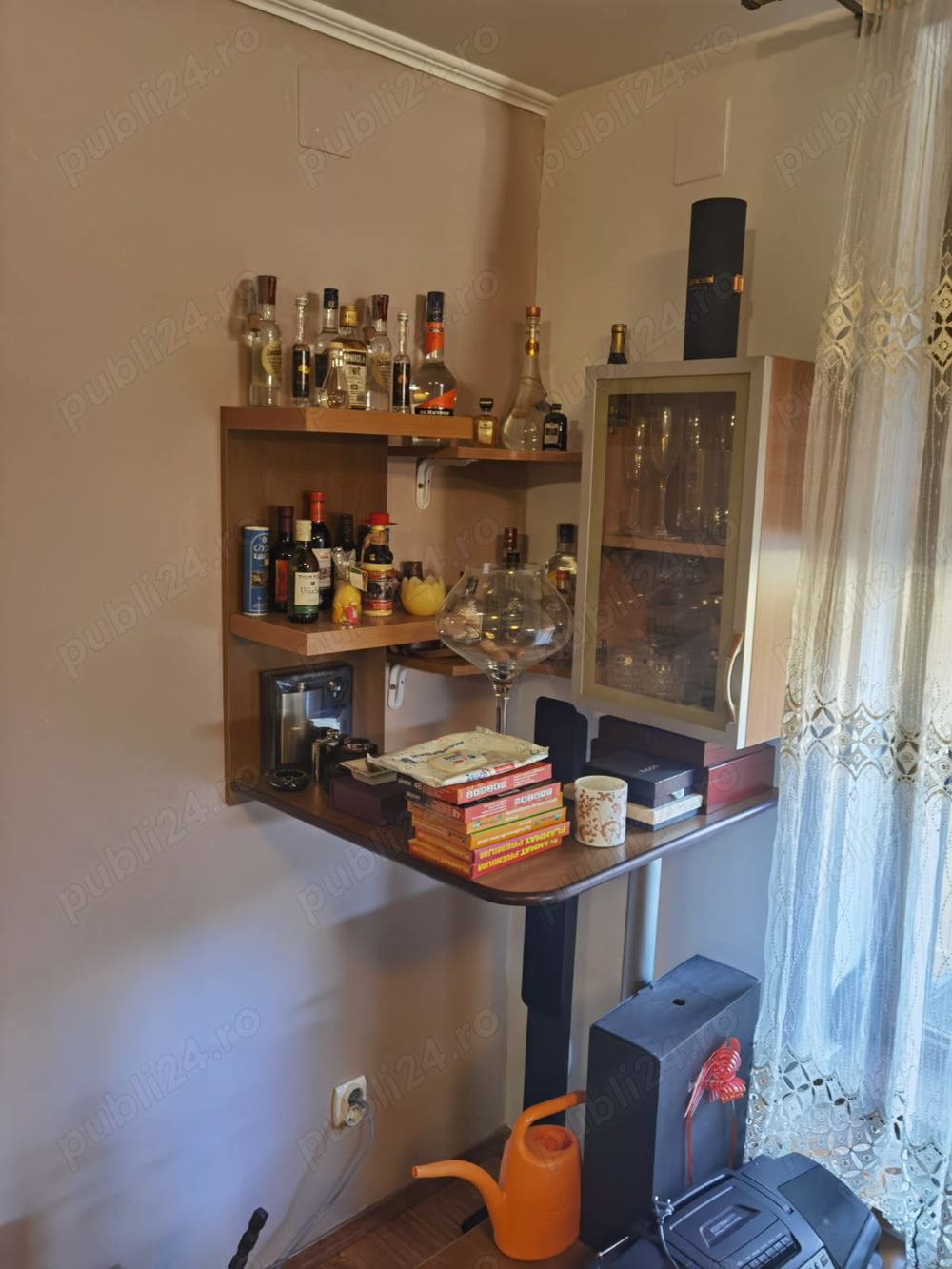 Bar suspendat pe colt