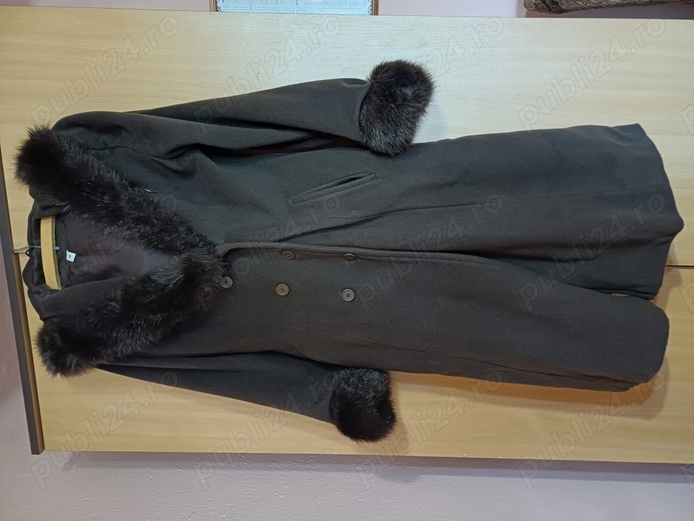 Vand palton lung, cu gluga, XL, în stare perfecta, fabricat în Romania.