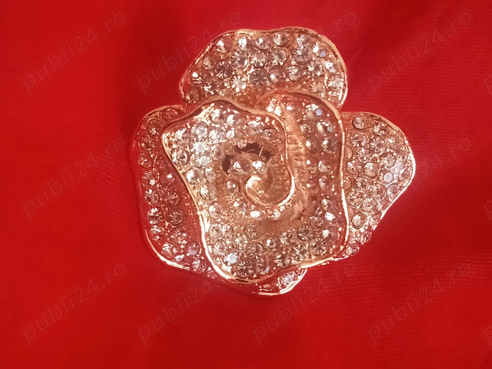 Vând inel cu pietre Swarovski 