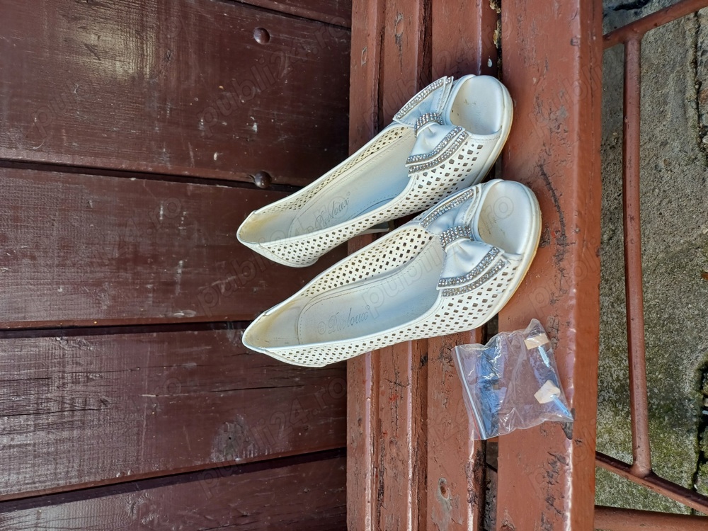 Vand pantofi cu toc, numărul 37.