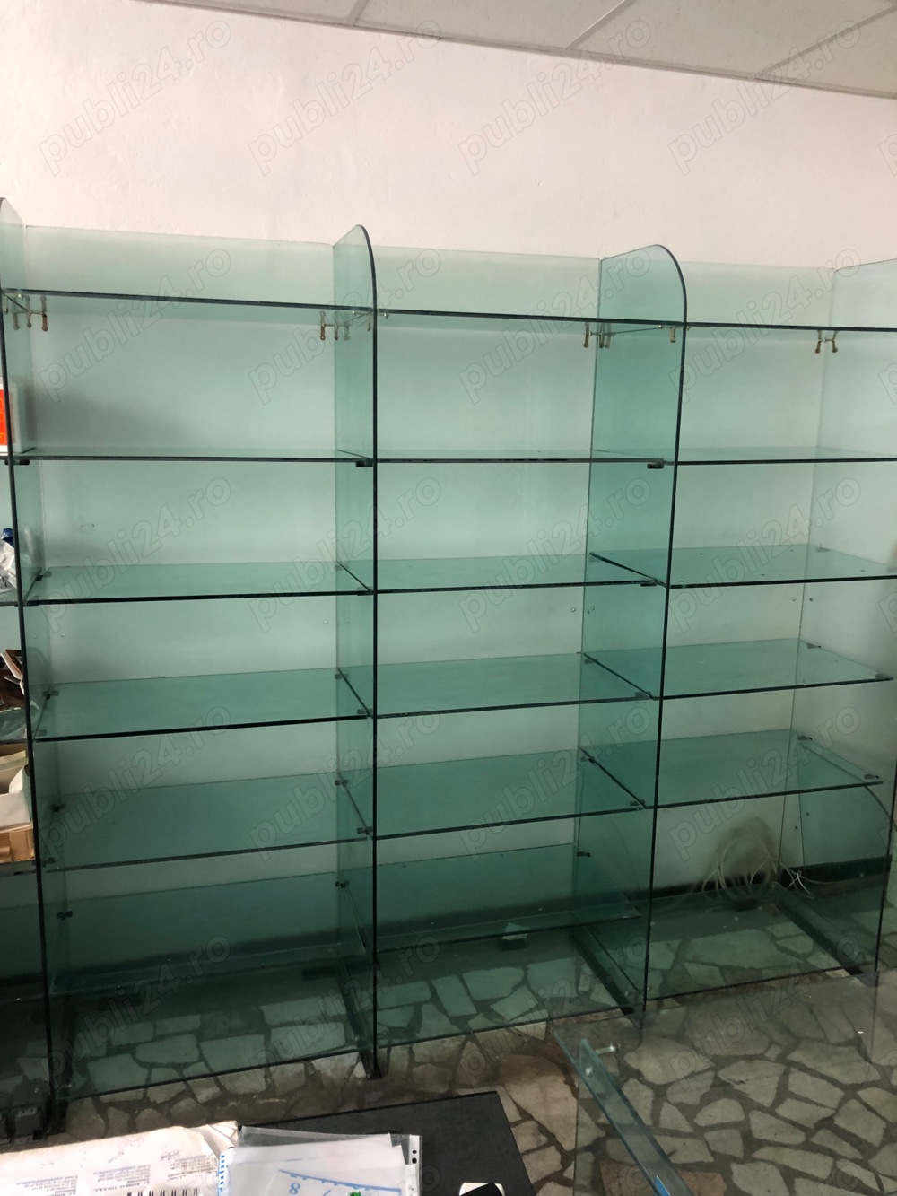 Vand 2 vitrine din geam grosime 10 mm .