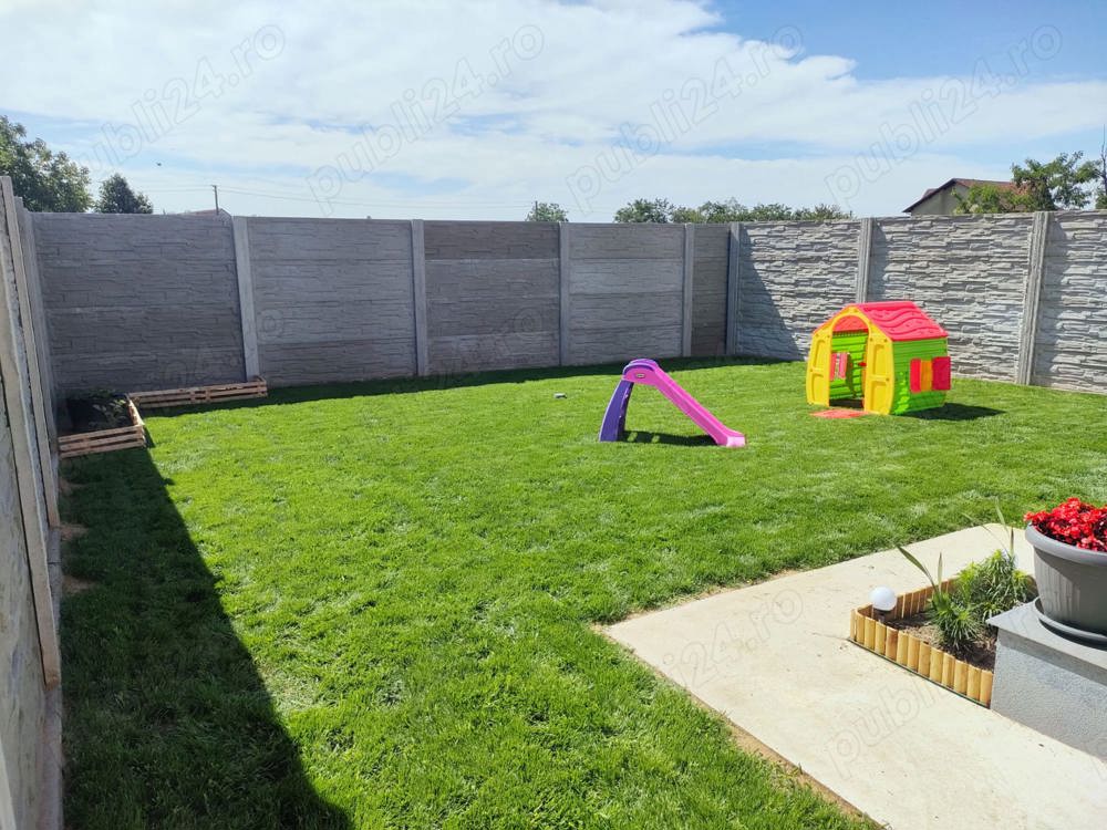 Pozitionat intre case, iti ofera intimitatea unei case individuale